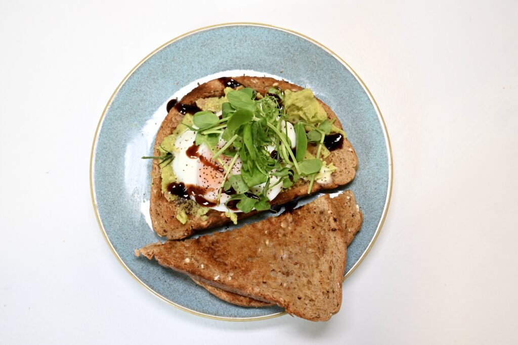 Smashed avocado with poached egg on toast